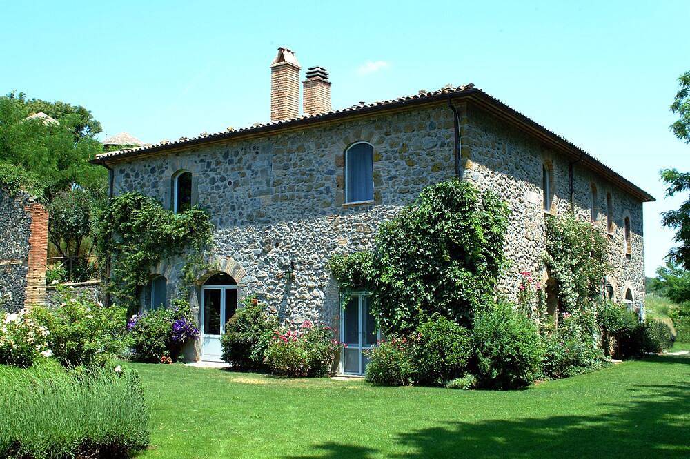 Villa with panoramic pool and gardens    in Bolsena, Terni Provinz