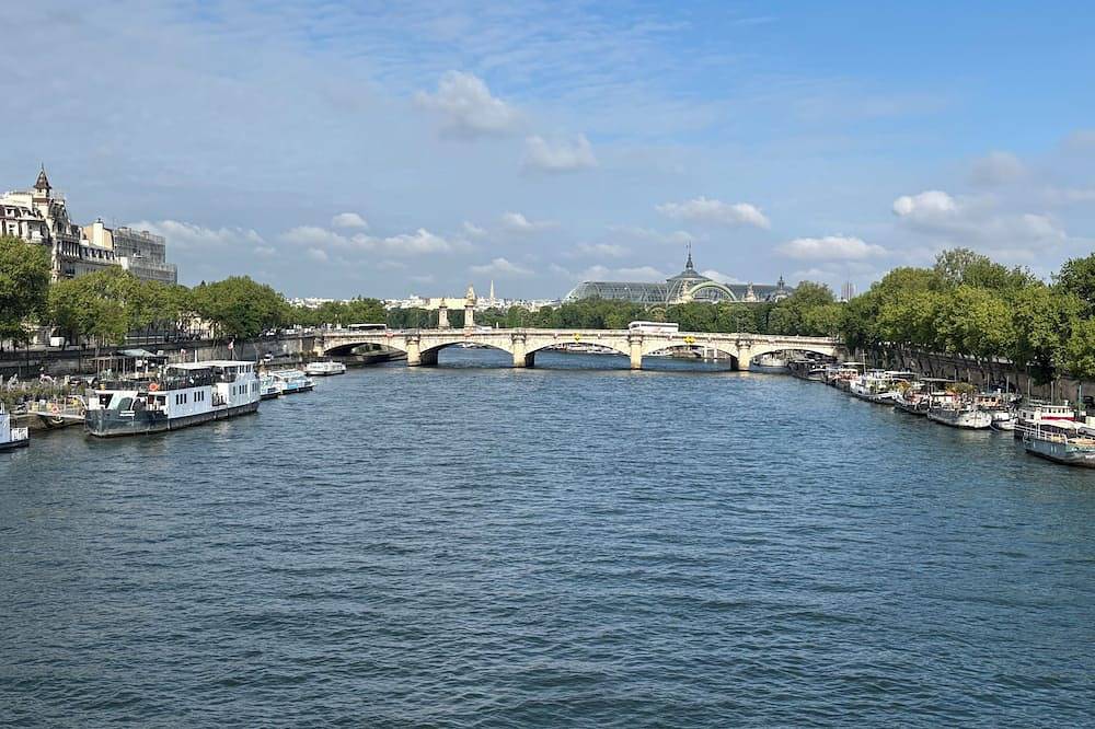 Péniche, port des Champs Elysées in Paris 1er Arrondissement, Paris