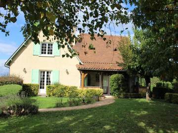 Gîte pour 4 personnes, avec terrasse ainsi que piscine et jardin, animaux acceptés à Lamonzie-Saint-Martin
