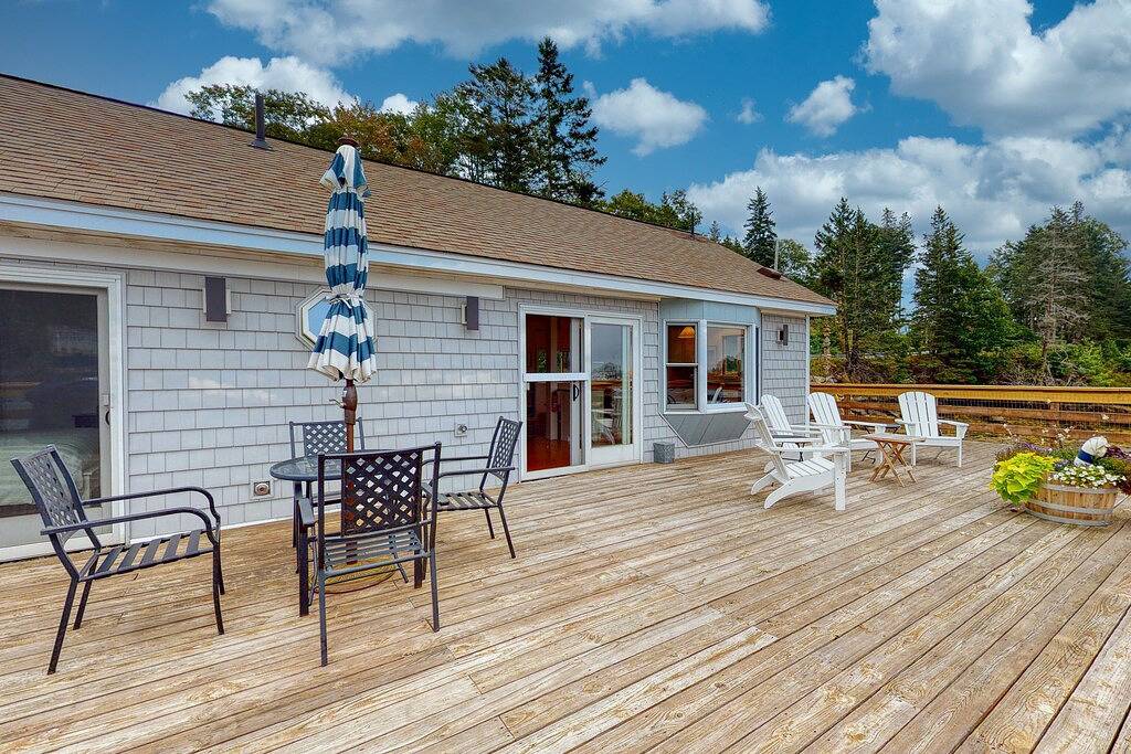 Bayfront Cottage on Mill Cove w/ Private Dock & Furnished Deck - Walk Downtown in Boothbay Harbor, Lincoln County (Maine)