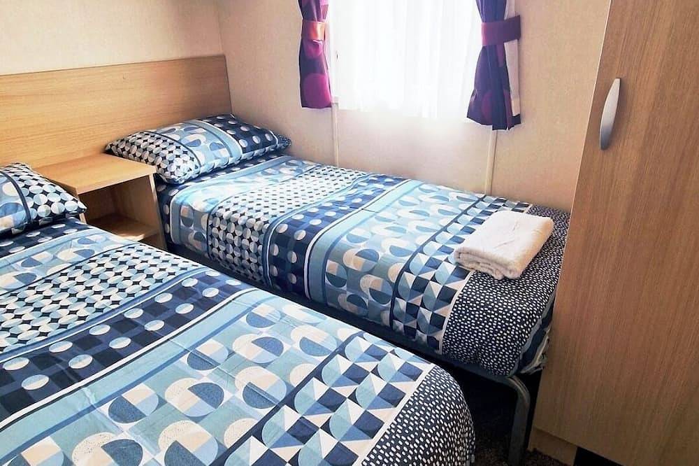 Charming 2-bedroom caravan situated on the beach in Barton on Sea, Hampshire