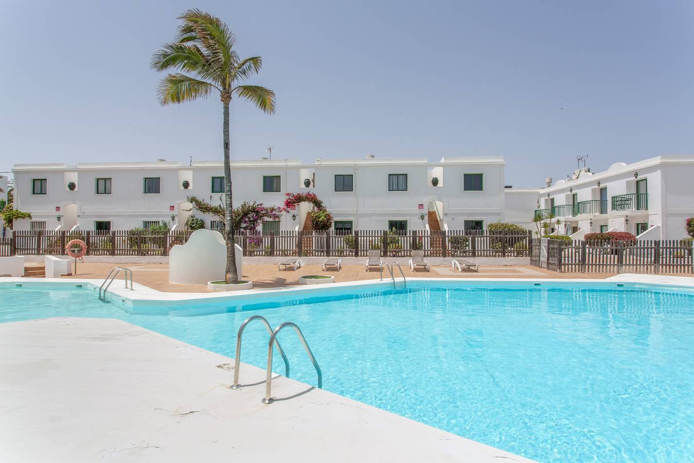 Entire apartment, San Valentin Noa’s Double Pool View – Modern Apartment Near Beach in Corralejo, La Oliva