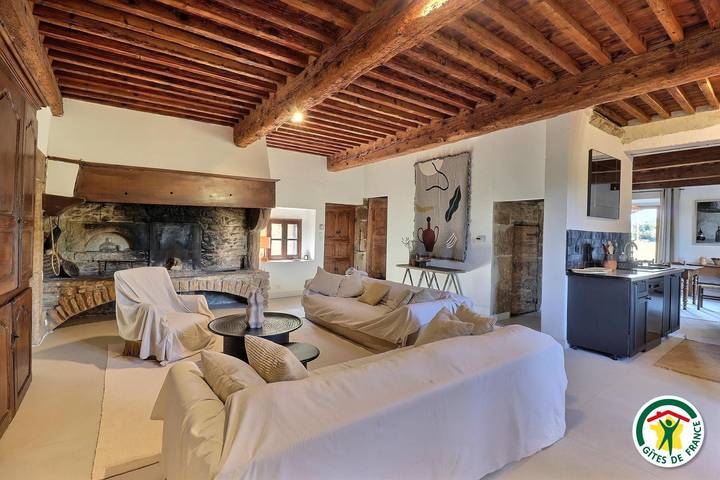 Gîte pour 6 personnes, avec piscine ainsi que jardin et terrasse, animaux acceptés