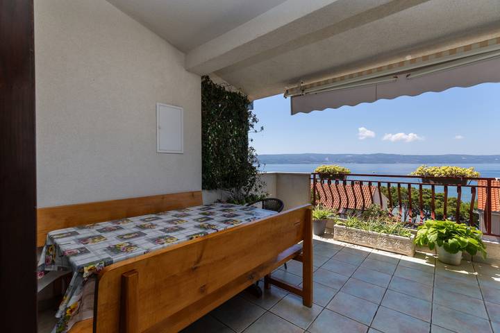Ganze Wohnung, 3-Zimmer-Ferienwohnung mit Terrasse und Meerblick Duce, Omis A-14587-a in Dugi Rat, Omis-Riviera