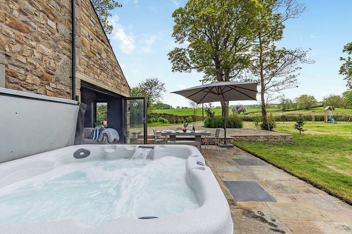 Cottage for 6 people, with garden and hot tub as well as terrace in North Yorkshire