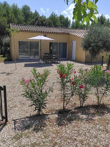 Gîte pour 4 personnes, avec terrasse et jacuzzi ainsi que piscine et jardin à Lambesc
