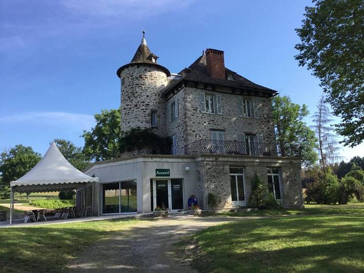 Hôtel pour 2 personnes, avec Terrasse et Jardin ainsi que Piscine et Vue à Parlan