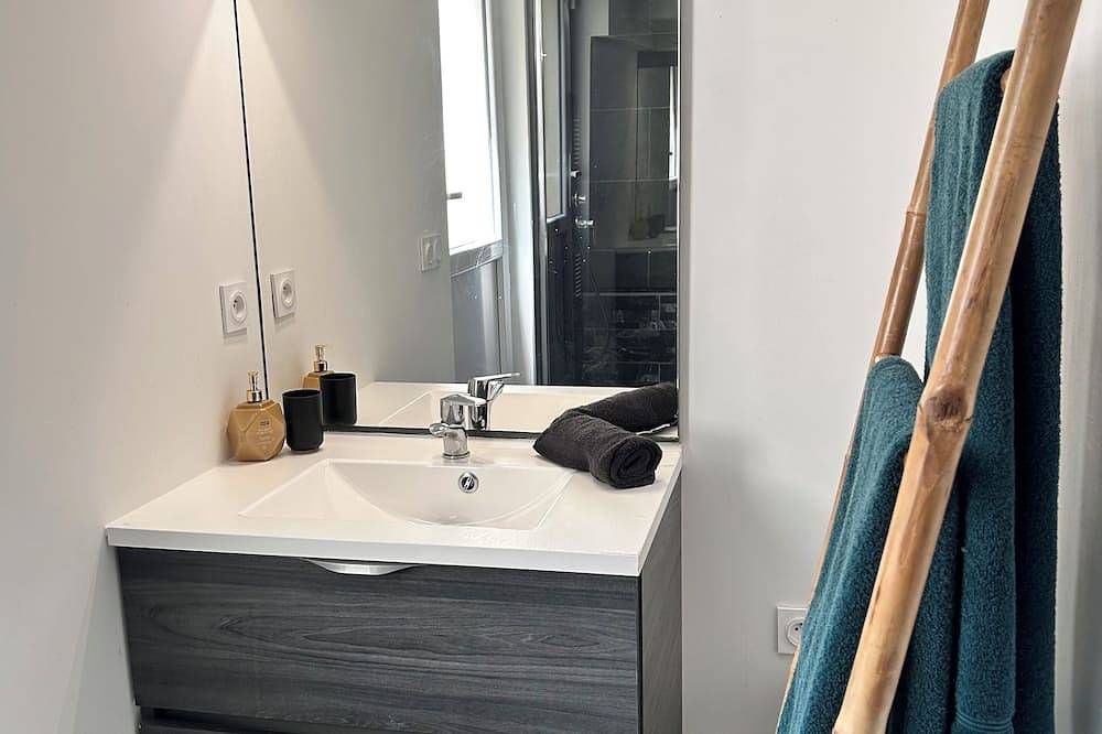 Entire apartment, Quiet accommodation facing the forest 10 min from Orly airport near Paris in Athis-Mons, Essonne