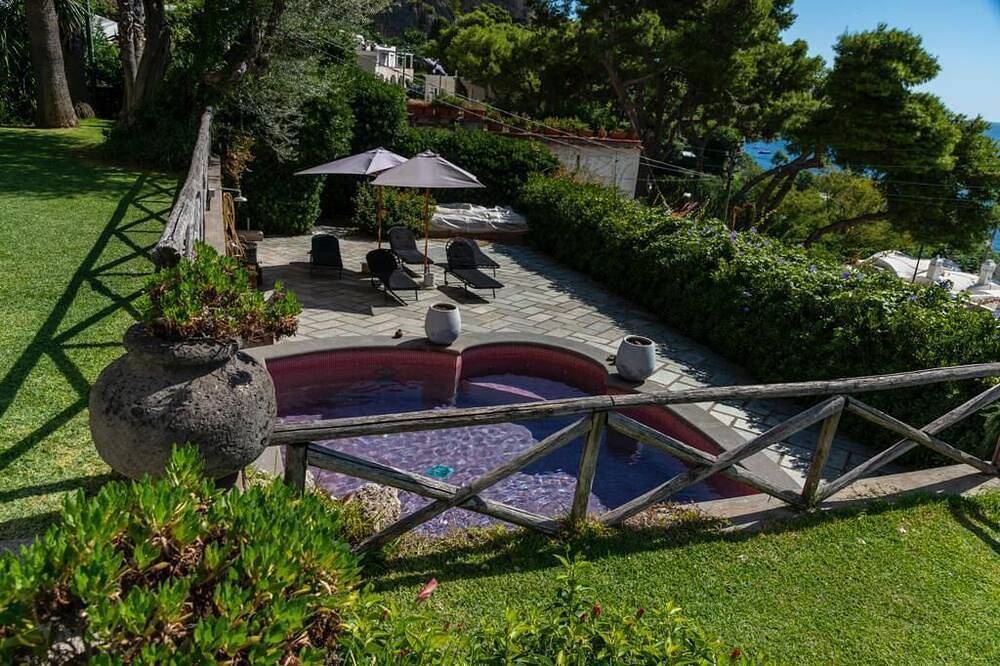 Beautiful seaside home with pool +10% Discount On Bookings Over 7 Days in Marina Piccola (Capri), Capri