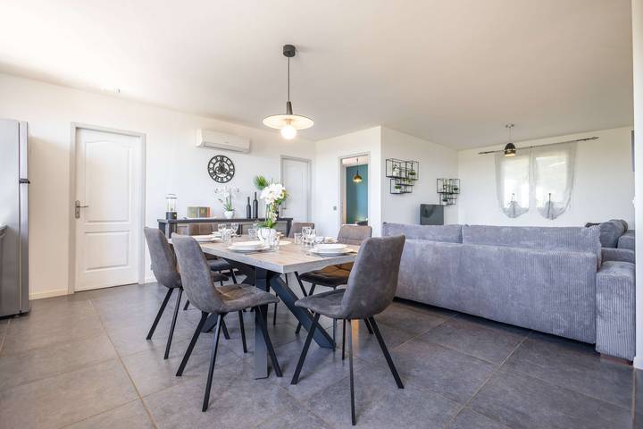 Apartamento entero, Air-conditioned apartment with outdoor space â Domaine Les Castans, between Agde and Pã©zenas in Bessan, Costa mediterránea (Francia)