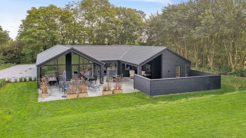 Ferienhaus für 17 Personen, mit Whirlpool und Sauna sowie Pool und Terrasse in Mommark