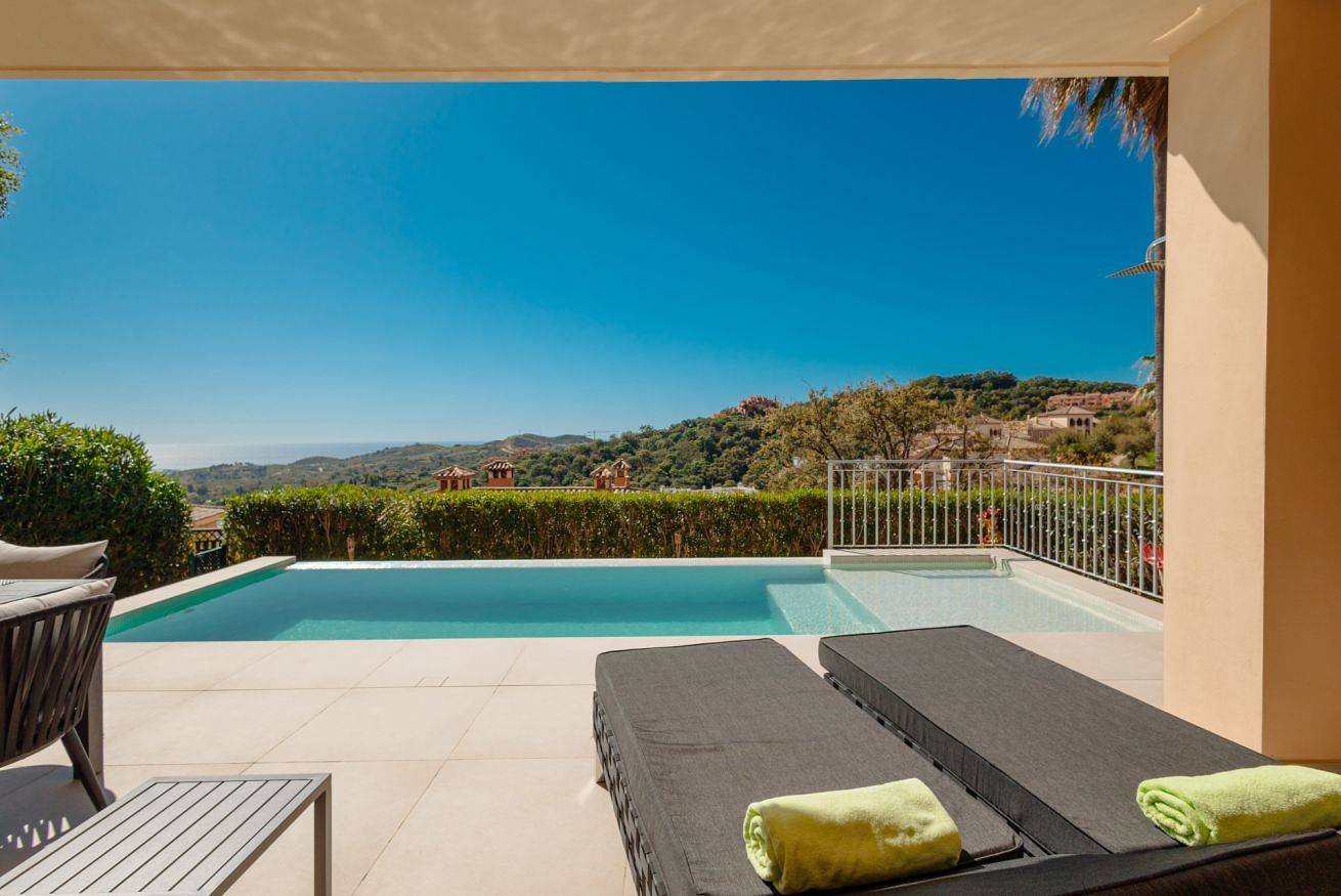 Apartamento entero, Moderna y lujosa casa vacacional con jardín privado, piscina privada climatizable y vistas al mar in Urbanizacion Las Jacarandas, Ojén