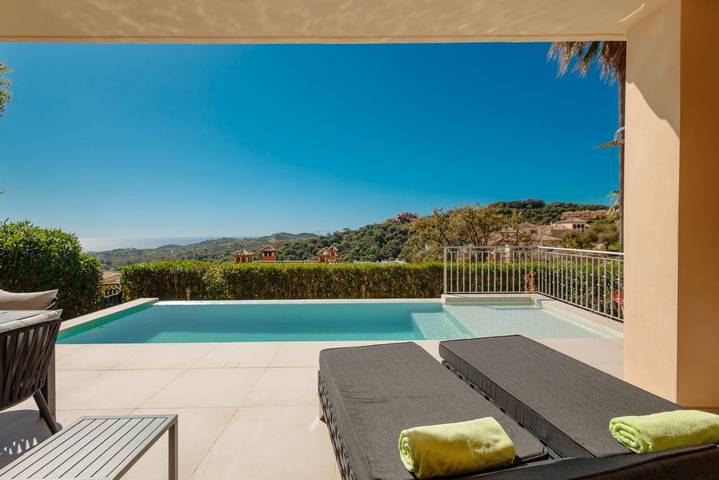 Ganze Wohnung, Modernes und luxuriöses Ferienhaus mit privatem Garten, Pool und Meerblick in Elviria, Marbella in Urbanizacion Las Jacarandas, Ojén