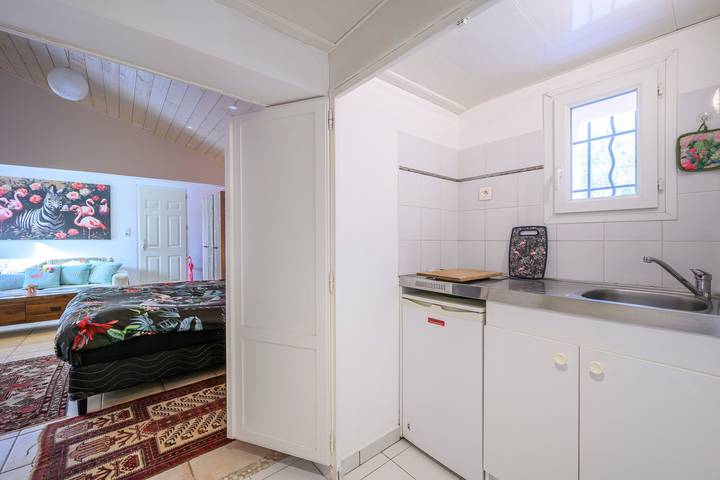 Holiday Home 'Les Flamants Roses' with Shared Pool, Private Terrace and Wi-Fi in Caumont-sur-Durance, Vaucluse