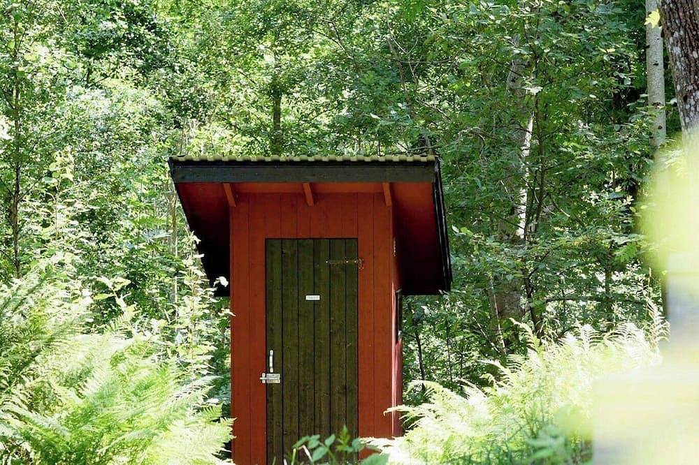 Kleine Hütte mit Außenküche am Waldbach in Lilla Edet, Bohuslän