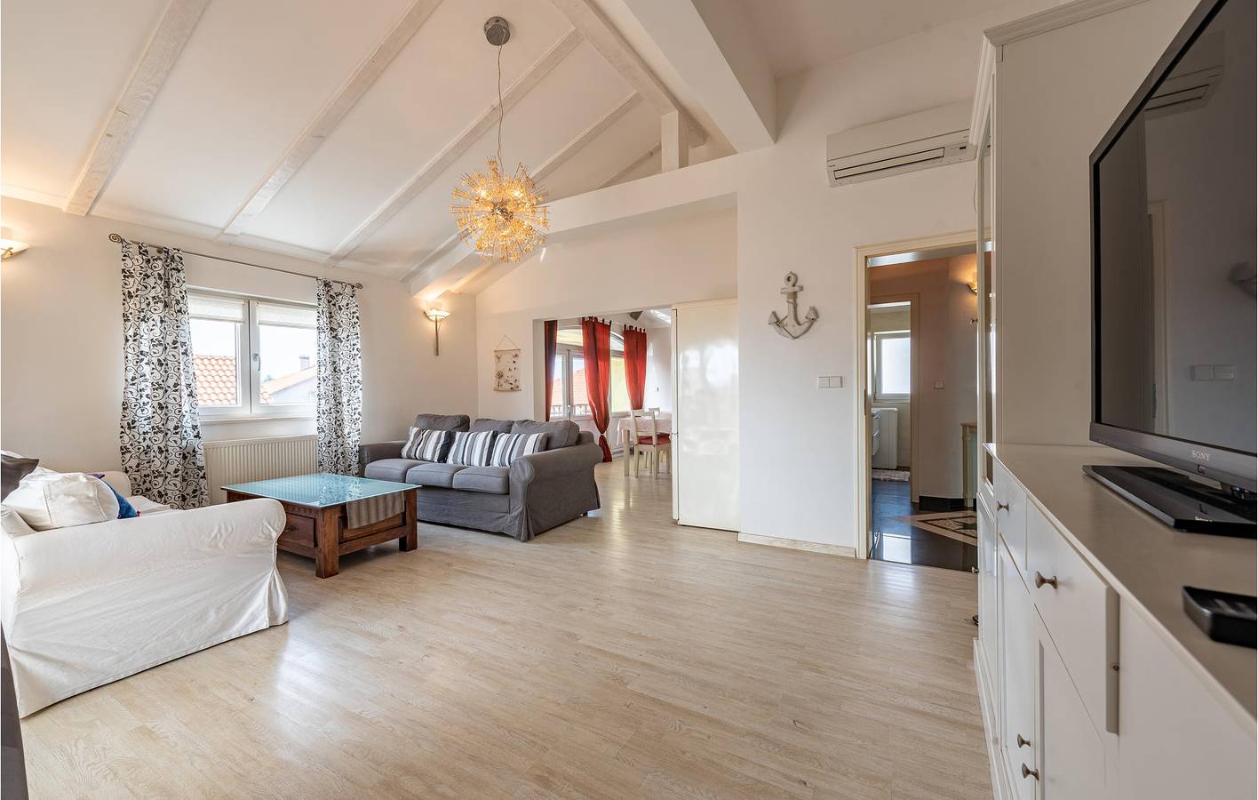 Apartamento vacacional entero, Encantador apartamento a 2 km de la playa con wifi, aire acondicionado, terraza y aparcamiento in Ciudad de ZadarZadar, Zadar (Municipality)