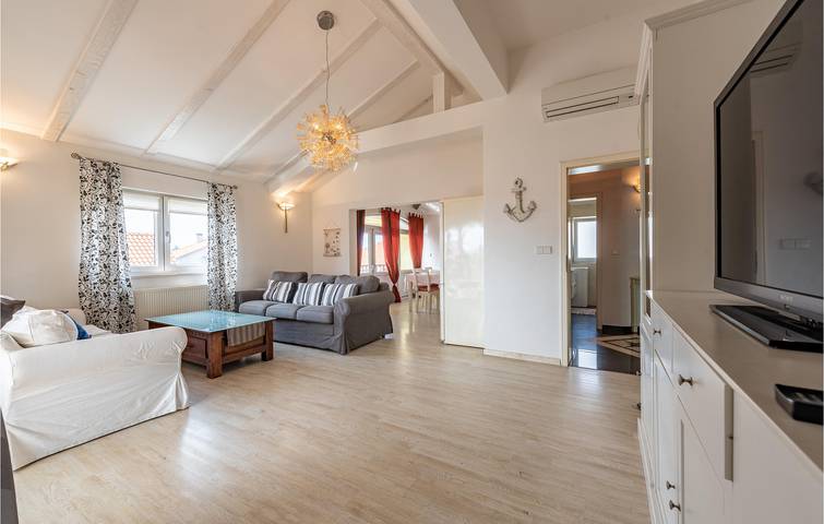 Ganze Ferienwohnung, Charmantes Apartment, 2 km vom Strand entfernt, mit WLAN, Klimaanlage, Terrasse und Parkplatz in Zadar Stadt, Zadar (Kommun)