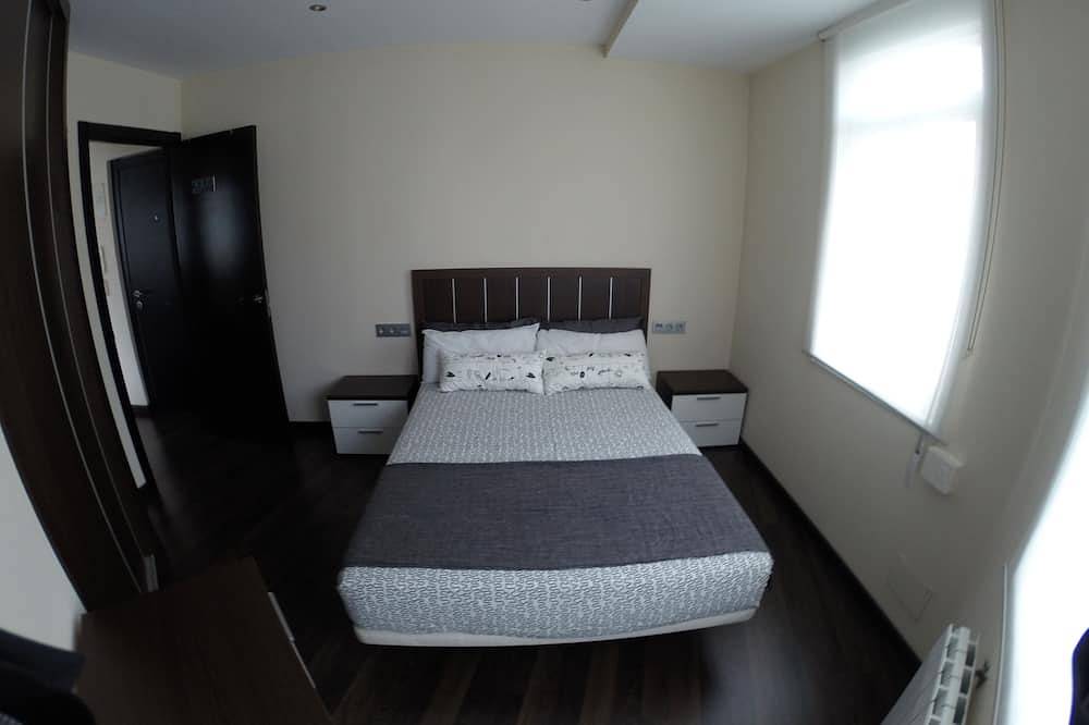 Entire apartment, Beautiful 2 bedroom apartment, exterior, next to the train station in La Coruña, Galician Coast