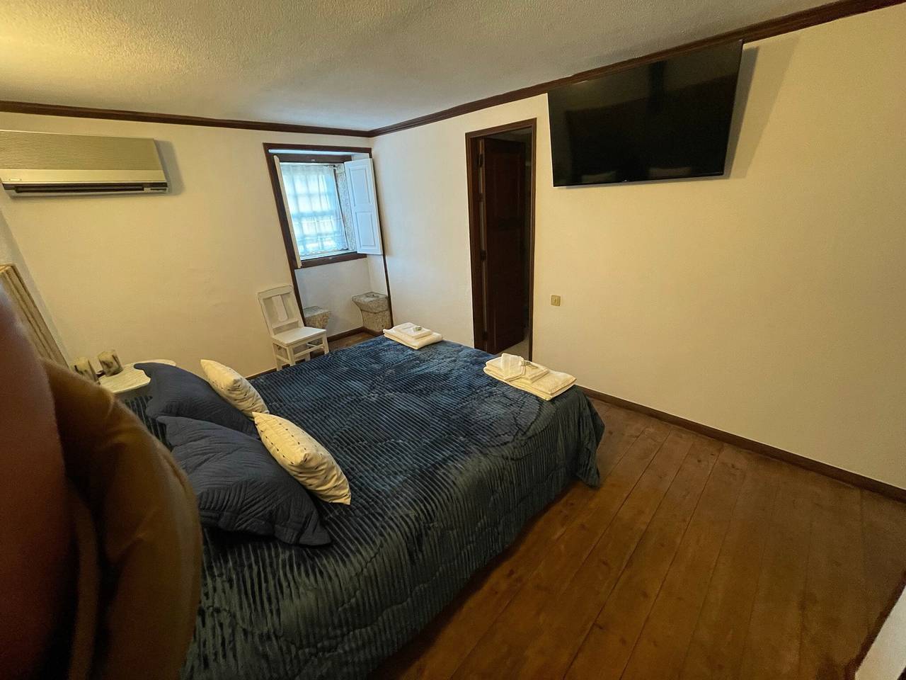 Quarto 'Alcaide' com vista para a montanha, Wi-Fi e ar condicionado in Beira Interior Norte, Sortelha