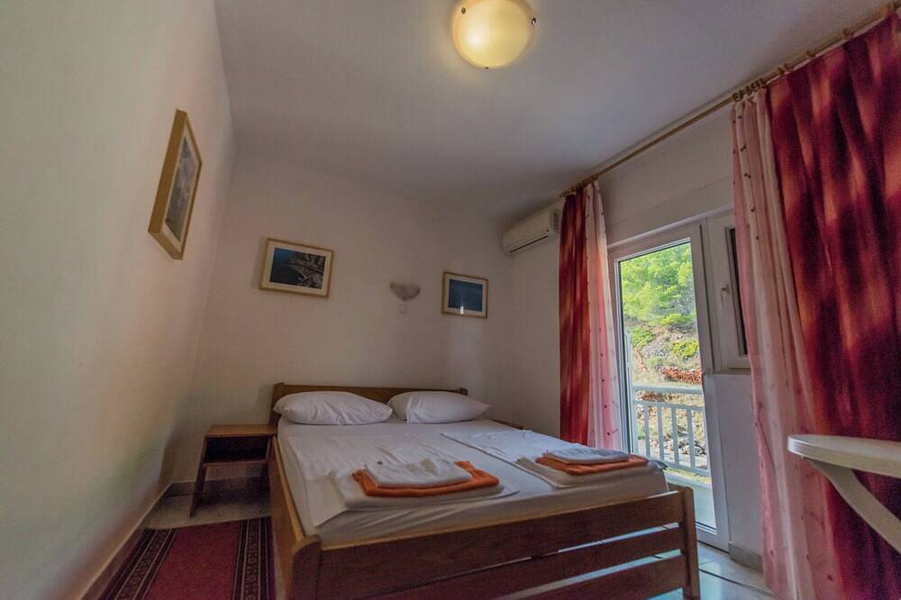 Entire apartment, 207 room with balcony, sea view & hot tub access in Lokva Rogoznica, Split-Dalmatia