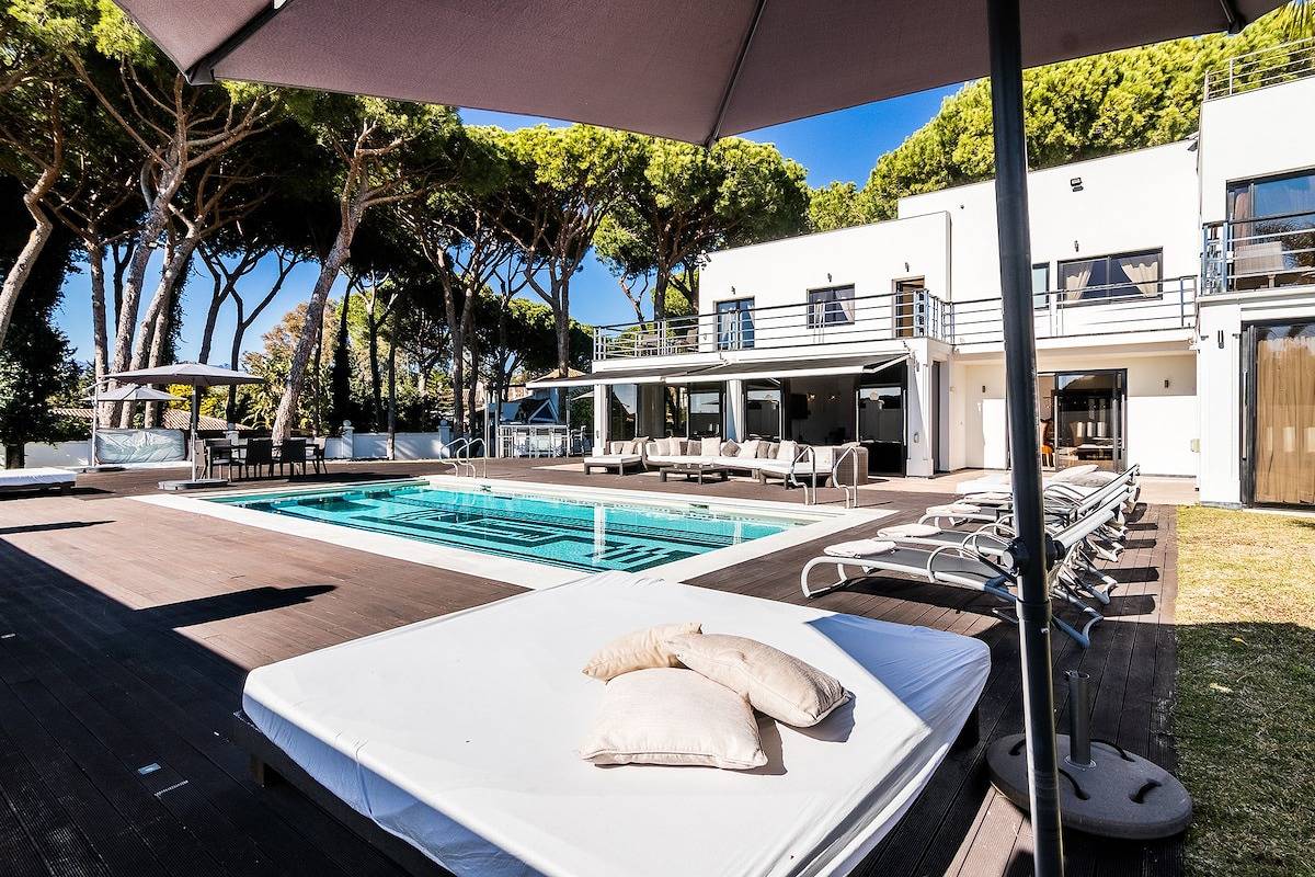 Villa Las Dunas in Carib Playa, Marbella