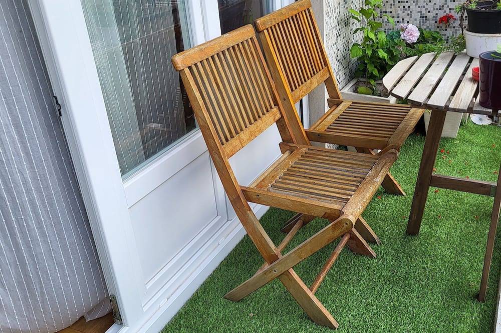 Appartement entier, 2 bedrooms apartment in Colombes, private car park, 10' walk from train station in Colombes, Hauts-de-Seine