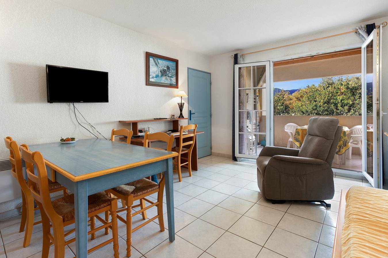 Apartamento entero, Apartamento vacacional con vistas a la montaña, piscina compartida y Wi-Fi in Plan-de-la-Tour, Costa mediterránea (Francia)