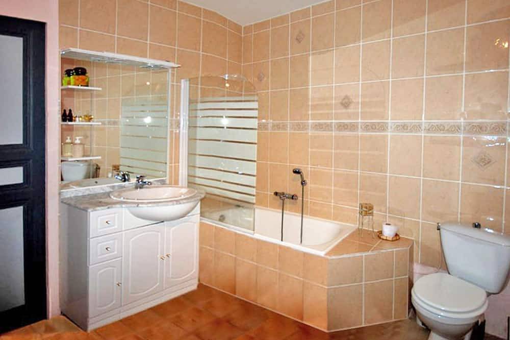 Charming stone house 3* small heated swimming pool near Pezenas in Cazouls-d'Hérault, Côte d'Améthyste