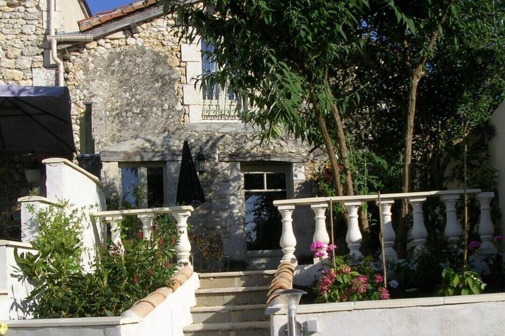 Près d'Aubeterre, chalet paisible avec de belles vues et piscine en Dordogne in Festalemps, Périgord Vert