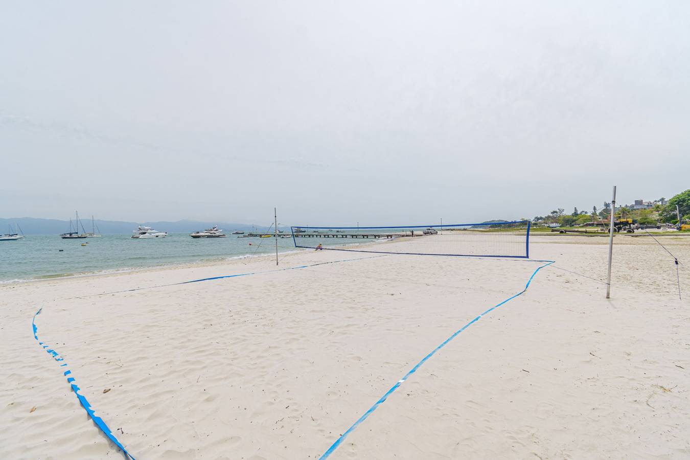 Entire apartment, Apto Pé na Areia com Varanda e Churrasqueira in Canasvieiras, Litoral Catarinense