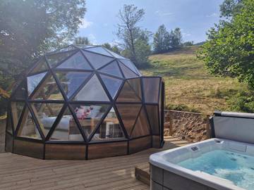 Lodge pour 2 personnes, avec sauna ainsi que terrasse et jacuzzi dans le Cantal