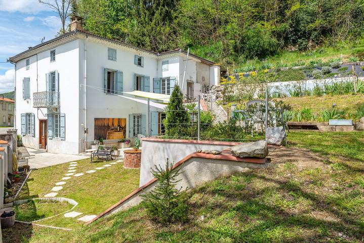 Location de vacances pour 12 personnes, avec Balcon et Terrasse ainsi que Jardin et Piscine à Serres-sur-Arget