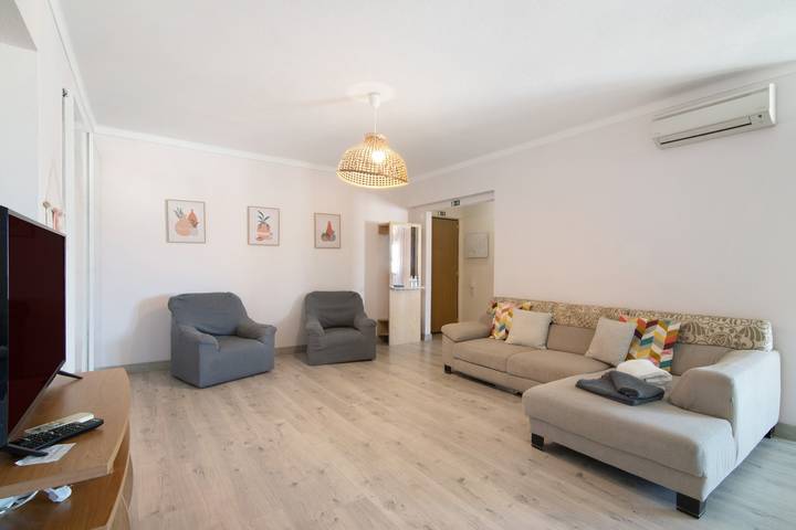 Apartamento inteiro, Apartamento 'Luxurious Living - Praia Da Rocha' com Vista Montanha, Wi-Fi e Ar Condicionado in Praia da Rocha, Portimão