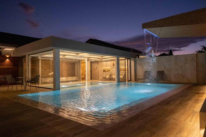 Casa vacanza per 11 persone, con piscina e giardino nonché sauna in Mascalucia