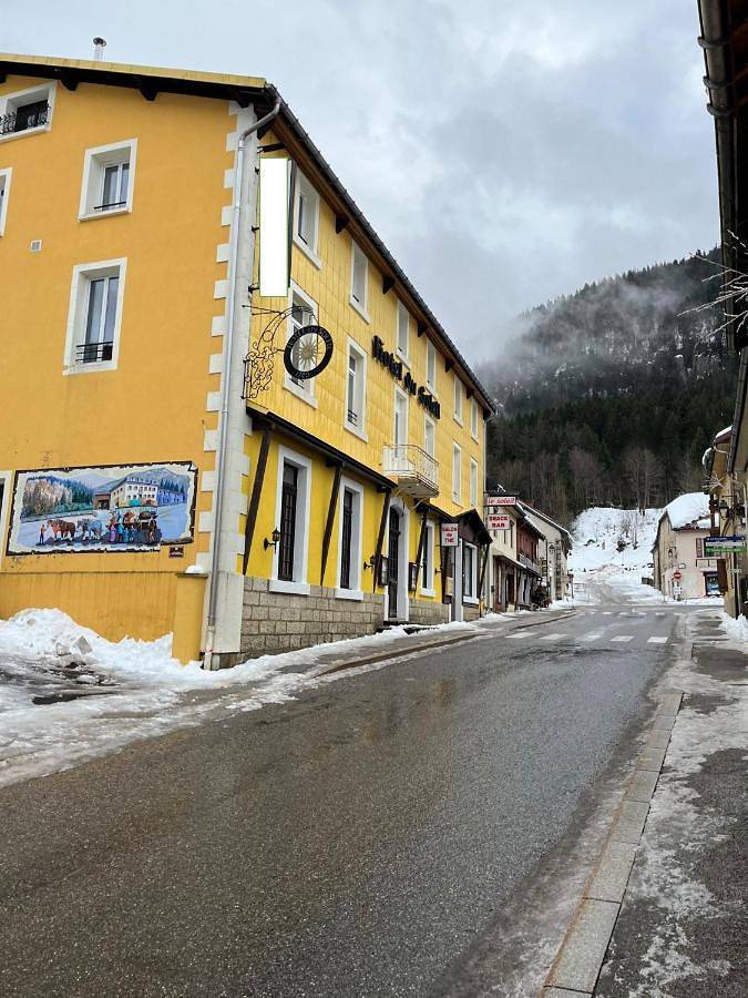 Location de vacances pour 12 personnes, avec vue ainsi que jardin et balcon à Mijoux - 3