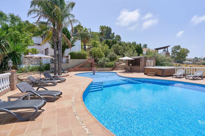 Villa for 10 people, with garden and hot tub in Frigiliana