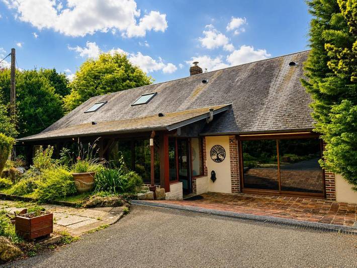 Location de vacances pour 7 personnes, avec Terrasse ainsi que Jardin et Vue dans Rai (Orne)