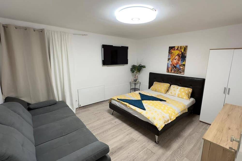 Charming Villa Stay | Garden & Parking Included in Floridsdorf, Wien