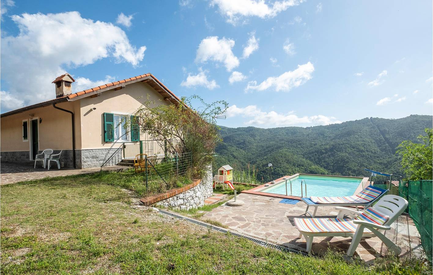 Appartamento a schiera con piscina - 500 m dal centro città in Castiglione Chiavarese, Riviera di Levante