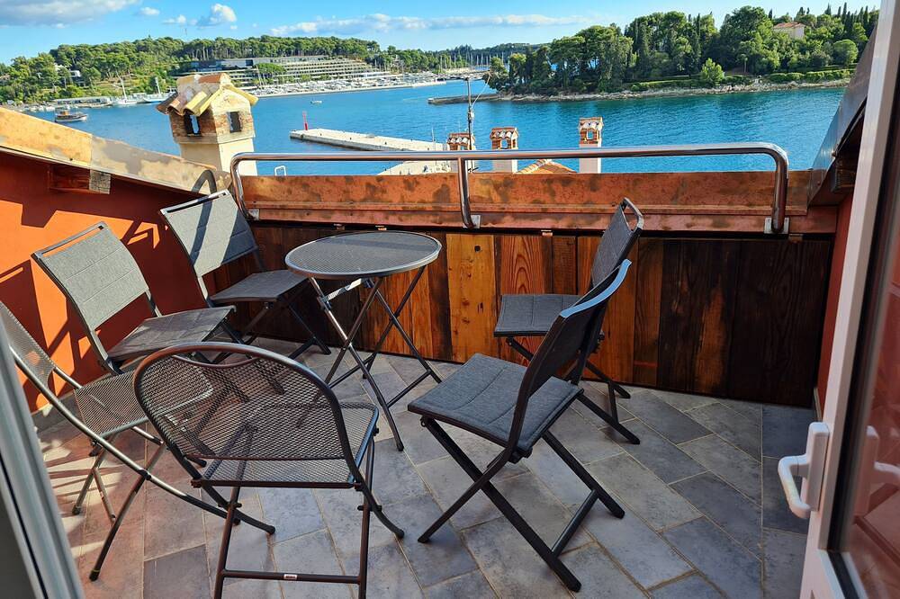 Entire apartment, Beautiful vacation apartment with roof terrace and breathtaking views! in Rovinj, Rovinj region