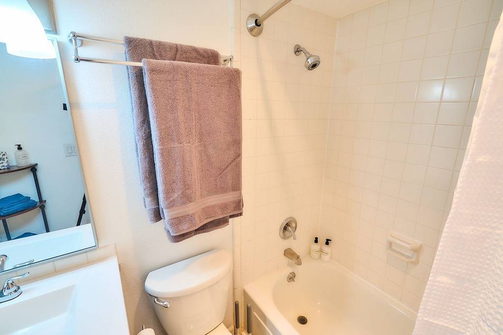 Ganze Wohnung, Cozy Condo w/King Bed Near Seatac Airport in SeaTac, King County