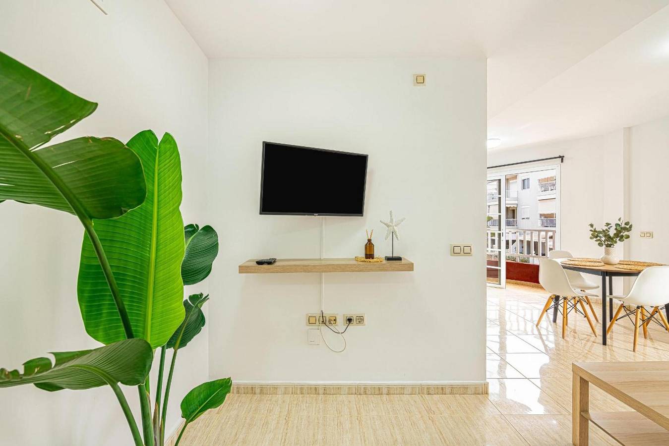 Apartamento entero, Apartamento Vacacional 'Starfish San Juan' con Vistas a la Montaña, Balcón y Wi-Fi in Playa de San Juan Tenerife, Guía de Isora