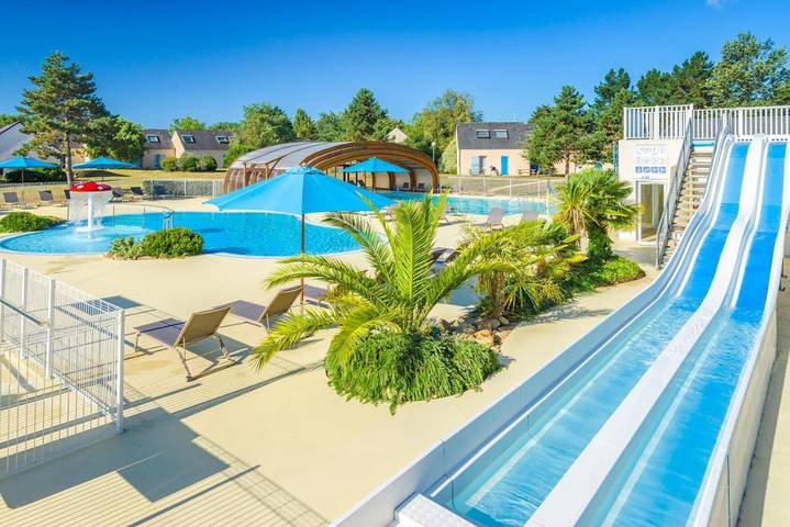 Parc de vacances pour 7 personnes, avec Terrasse ainsi que Jacuzzi et Piscine dans le Morbihan