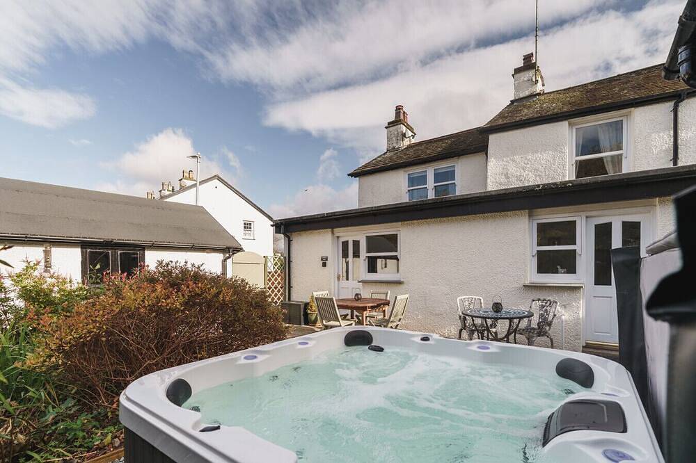 Wansfell View, Central Hawkshead with Hot Tub in Hawkshead, Lake District