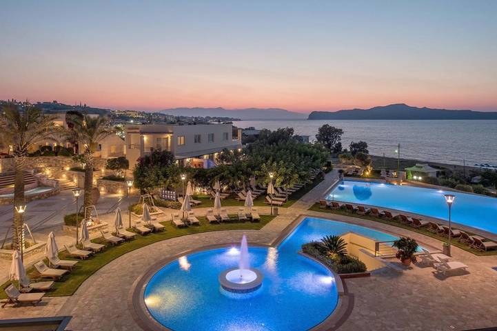 Resort per 4 persone, con Balcone e Idromassaggio nonché Terrazza e Giardino in Chania