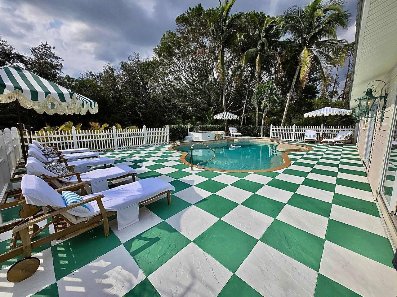 Entire apartment, Casa Del Sol  Chic 1-Br suite Poolside Bliss for 4 in Southwest Florida