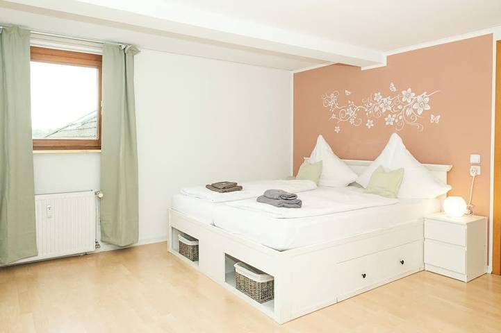 Ferienwohnung für 3 Personen, mit Garten und Balkon sowie Whirlpool in Essen