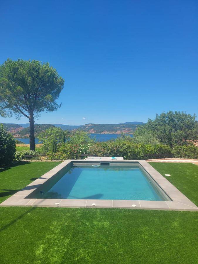 Location de vacances pour 8 personnes, avec Terrasse et Jardin ainsi que Piscine et Vue à Liausson