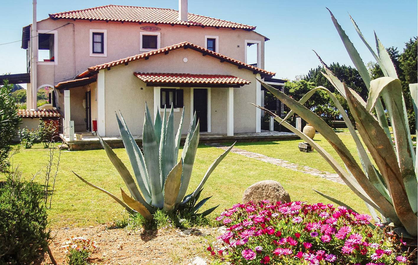 Ganze Ferienwohnung, Apartment mit Meerblick, Terrasse und Parkplatz, 100 m vom Strand entfernt in Ileia