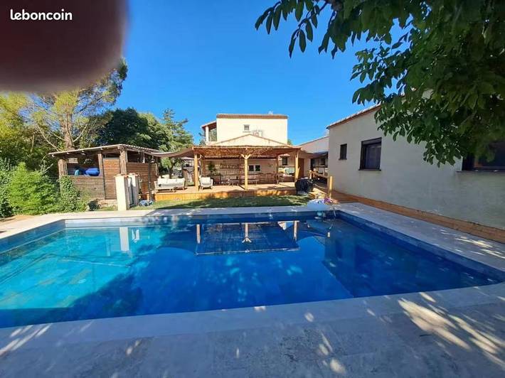 Location de vacances pour 5 personnes, avec vue ainsi que jardin et piscine, animaux acceptés à Saint-Julien-les-Rosiers